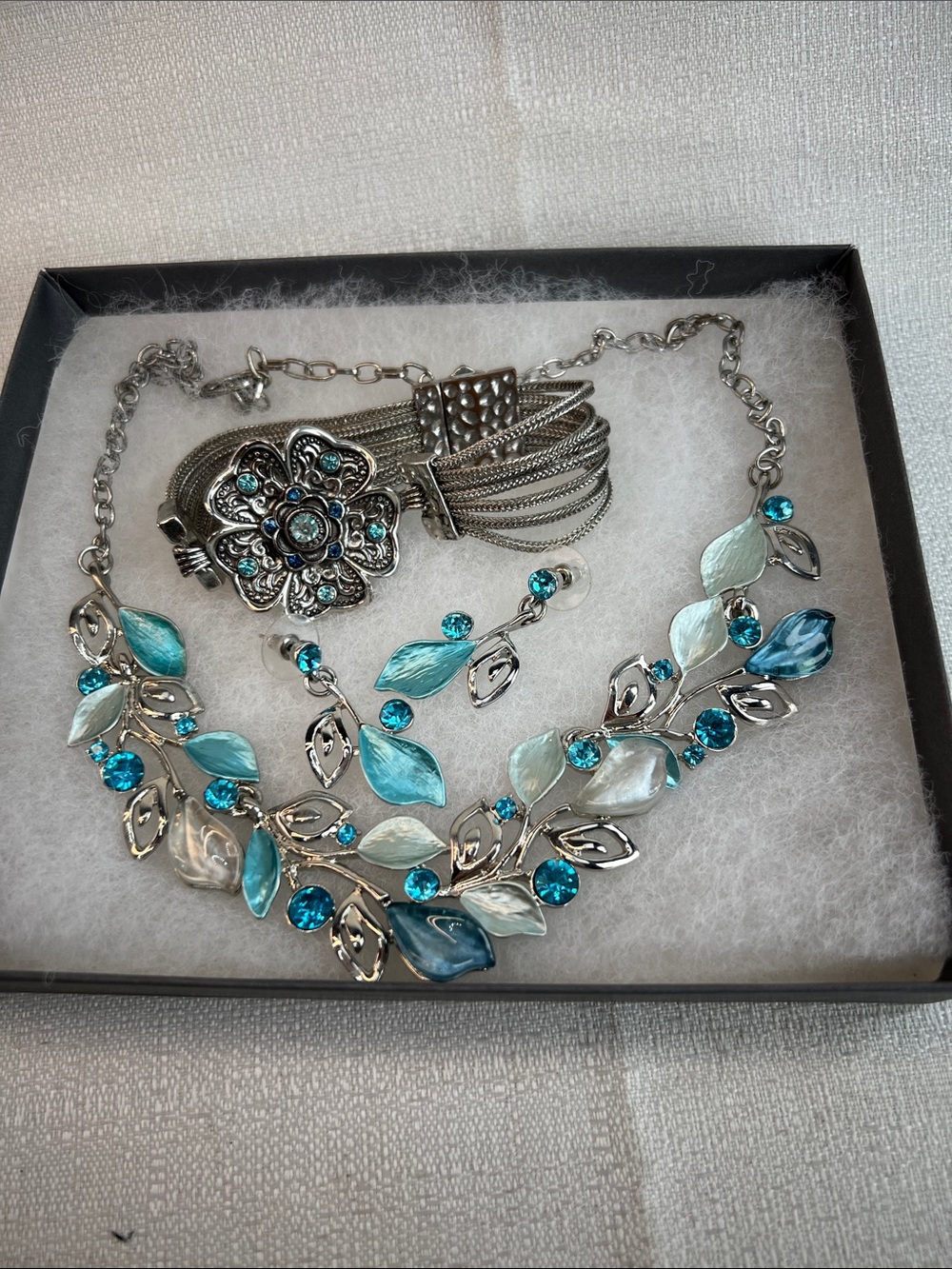Jewelry 3 piece set beautiful blues with bracelet necklace and earrings set